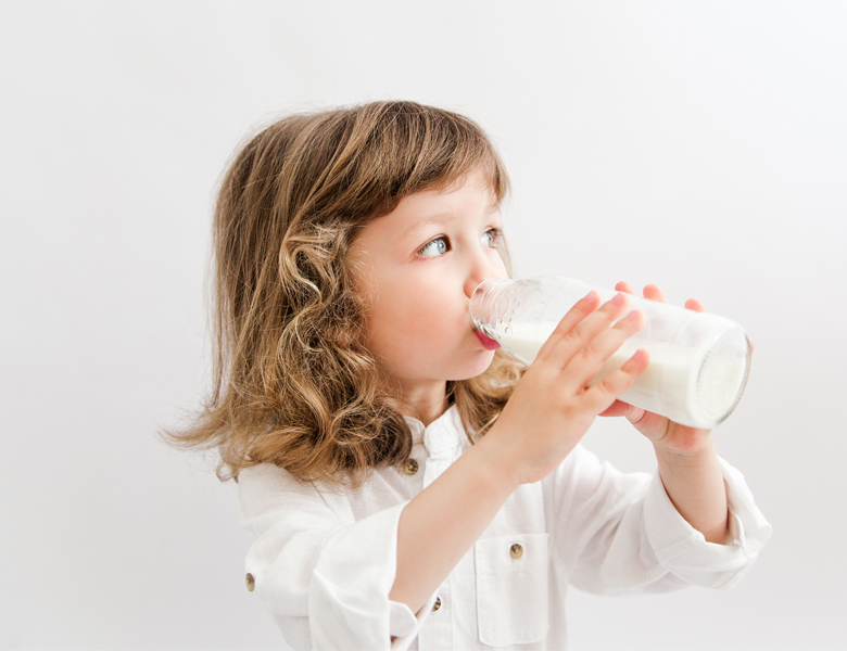 مصرف شیر کامل برای کودکان